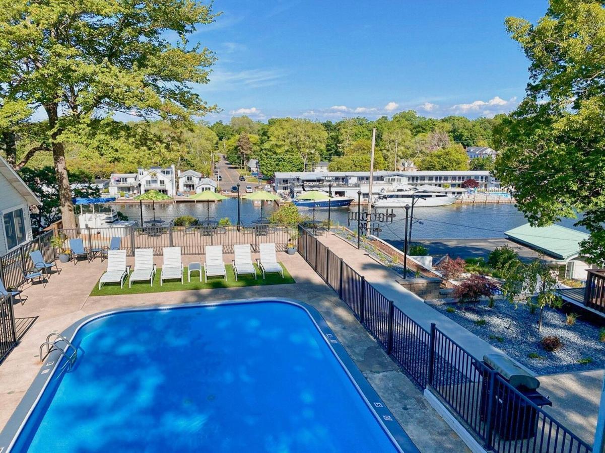 Holiday Hill Resort Saugatuck Exterior photo
