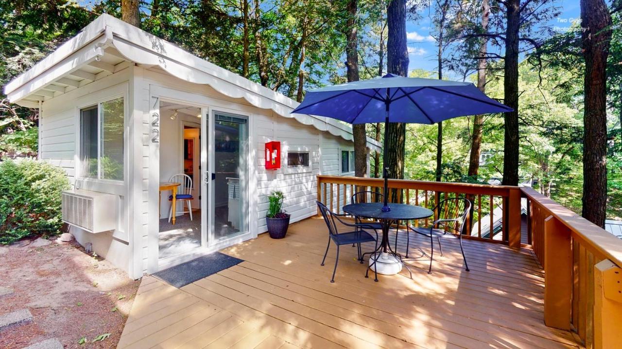 Holiday Hill Resort Saugatuck Exterior photo